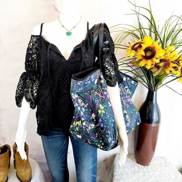 PINK Victoria's Secret floral canvas weekender bag - Picture 2 of 9